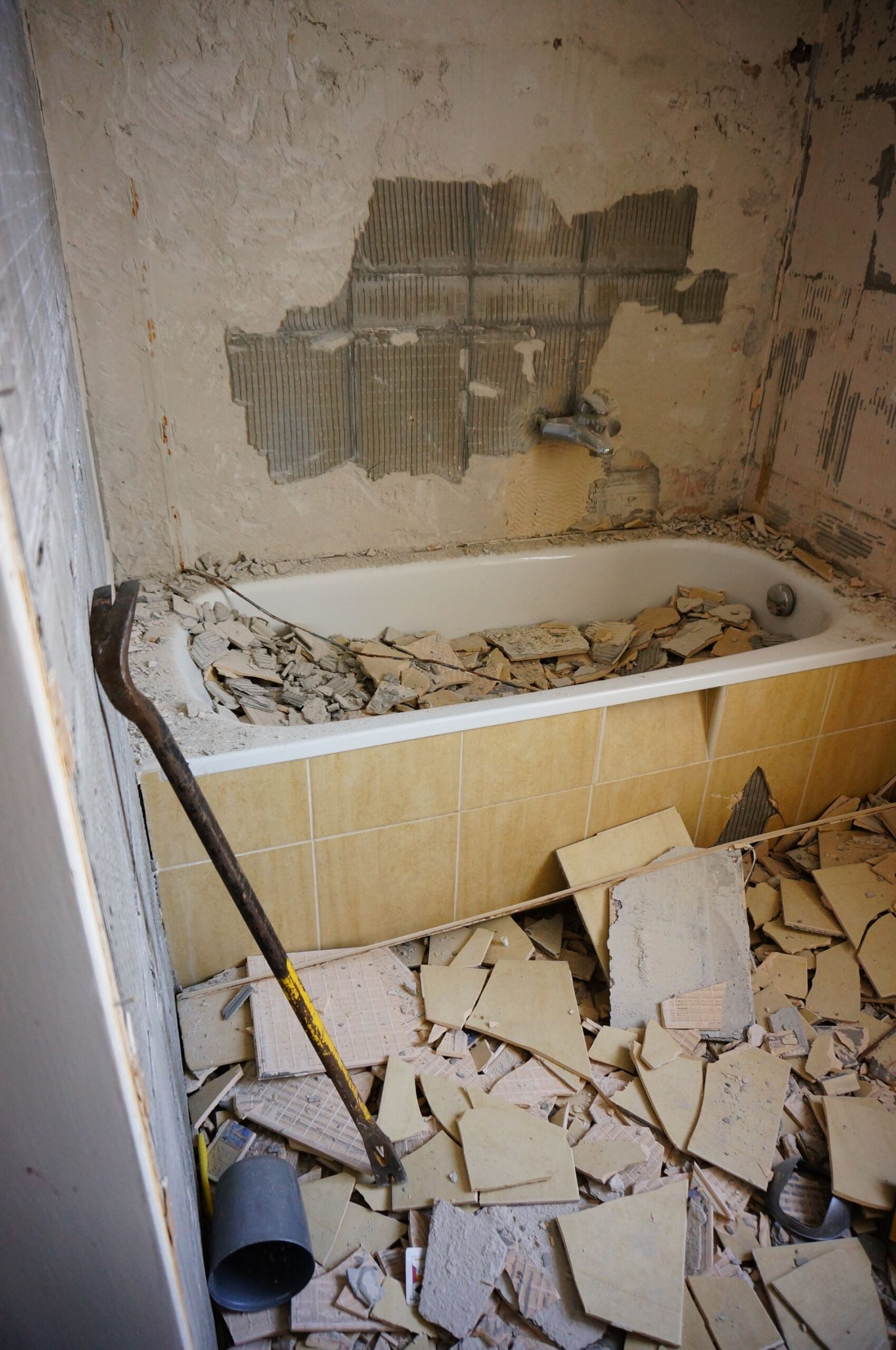 Demontaža stare keramike pri prenovi kopalnice