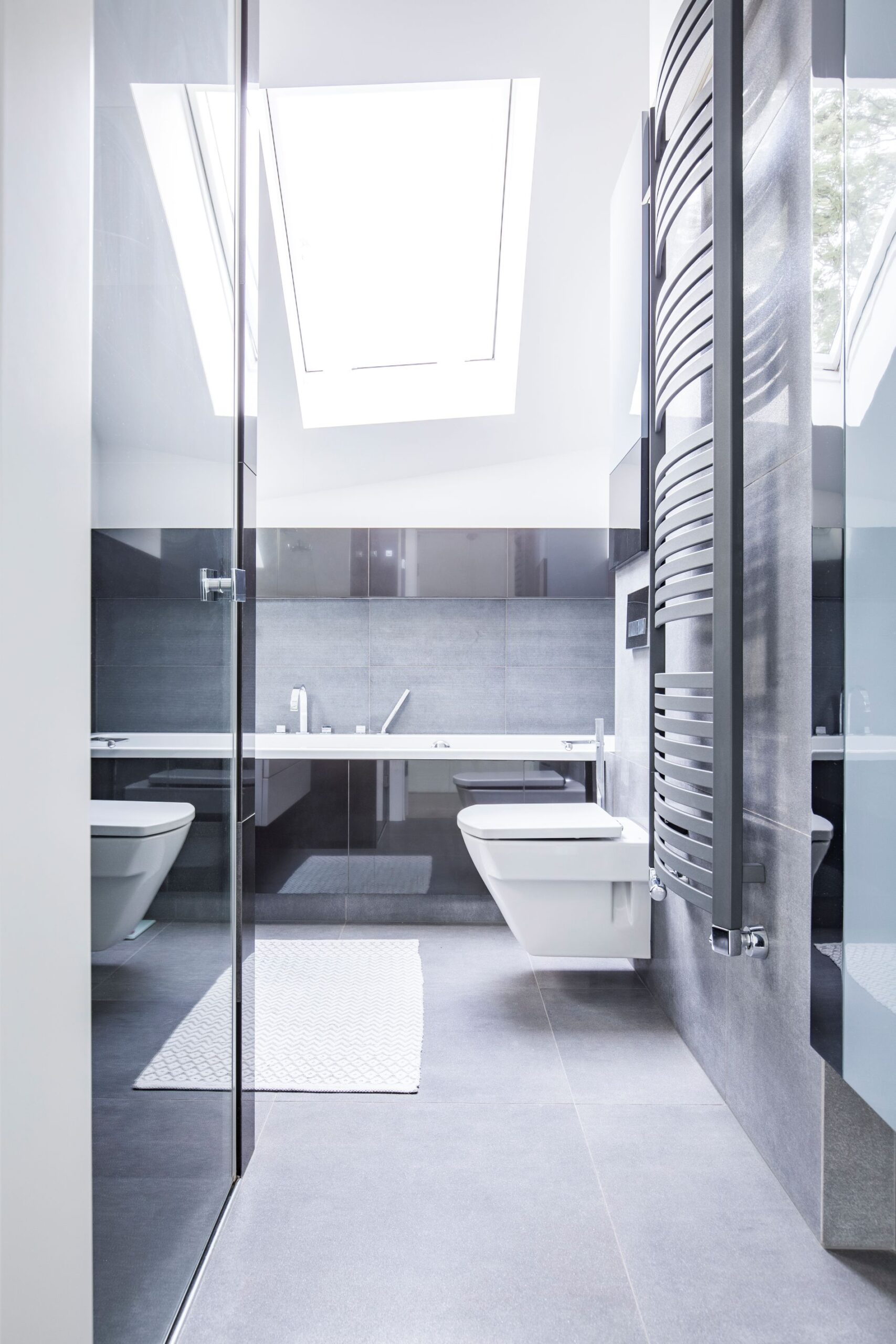 Sodobna kopalnica z veliko formatno keramiko